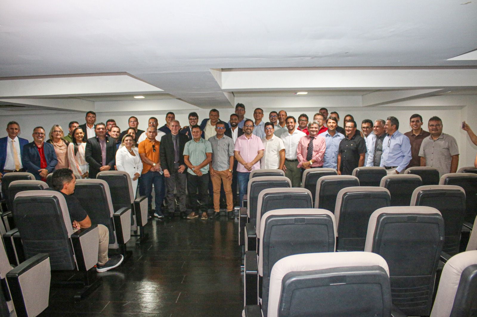 O Presidente da Câmara de Monte Horebe - PB, Júnior Guarita esteve presente ontem(17) em reunião da FECAM - PB em João pessoa.